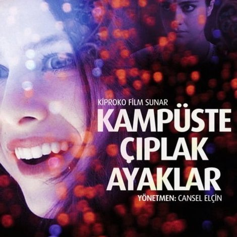 Kampüste Çıplak Ayaklar