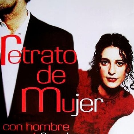 Retrato de mujer con hombre al fondo
