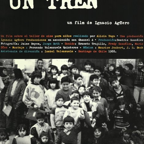Cien niños esperando un tren
