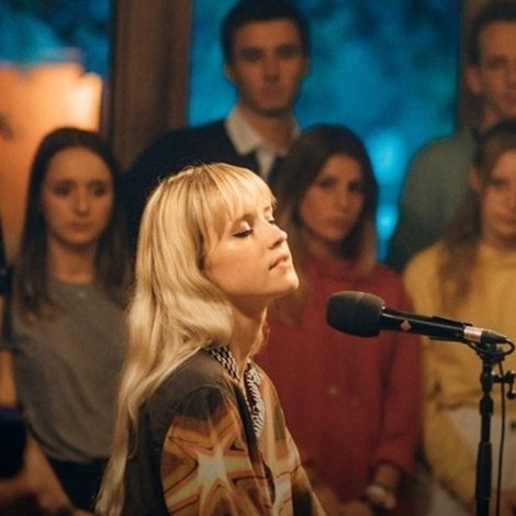 Angèle, seule au piano