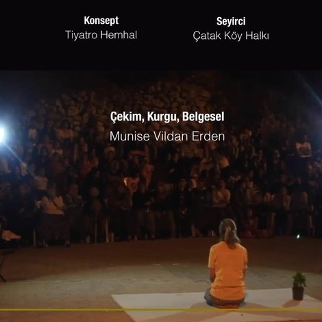 Hava Kararınca Okulun Önünde