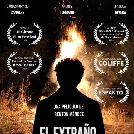 El extraño detrás de la puerta