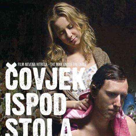 Čovjek ispod stola