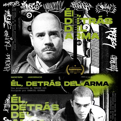 Él, detrás del arma