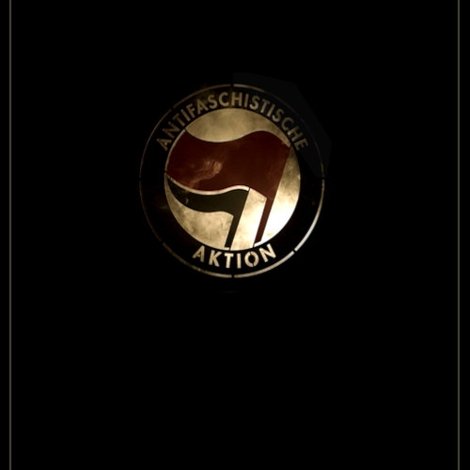 Antifa - Schulter an Schulter, wo der Staat versagte
