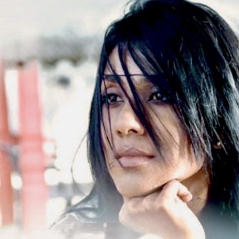 ඇගේ ඇස අග