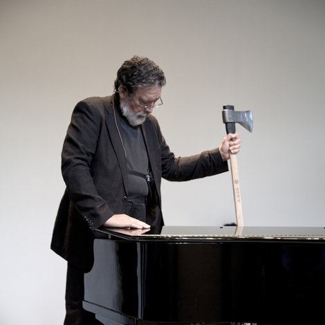 Piano Destruction Concert: Dada con Mama