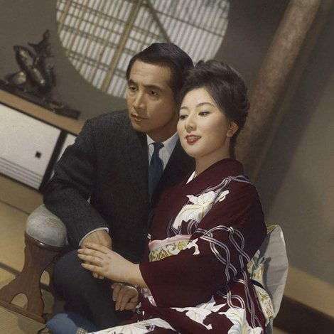 女は夜化粧する