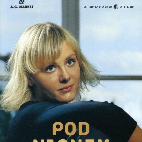 Pod njenim oknom