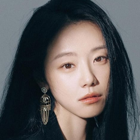 Lee Si-won's profile