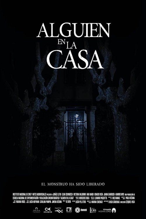 Alguien en la Casa Poster