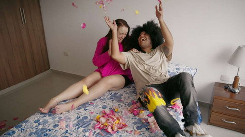 Is She A Tinder Swindler?