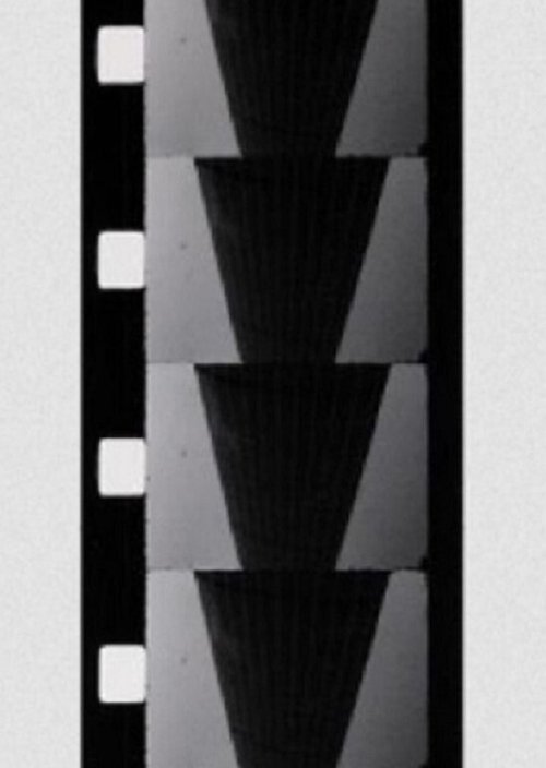 Chutes de trois gouttes de mezcal dans une coupe de champagne Poster