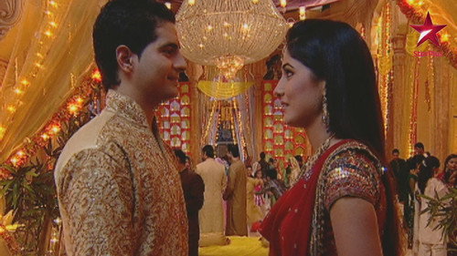 Akshara suspects Chandini