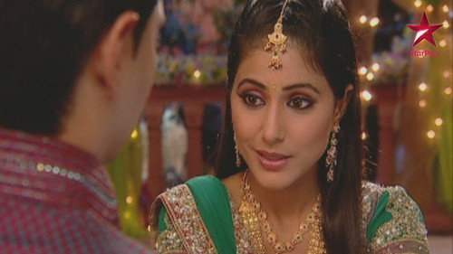 Naitik tries to cheer Akshara