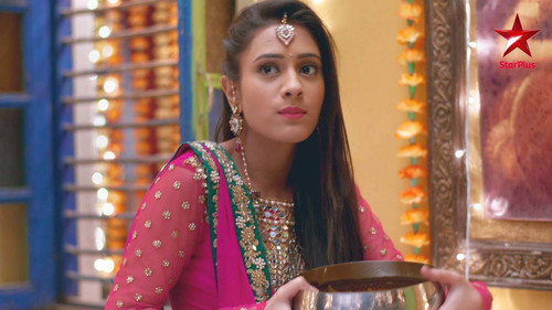 Amaya Replaces The Mehendi