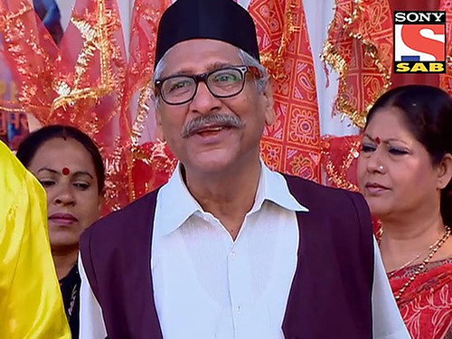 Mendhak Prasad falls in a manhole