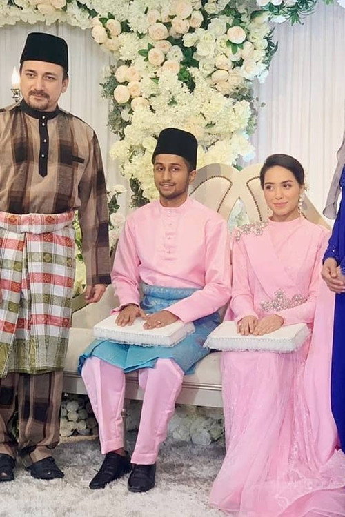 Baju Merah Jambu Poster