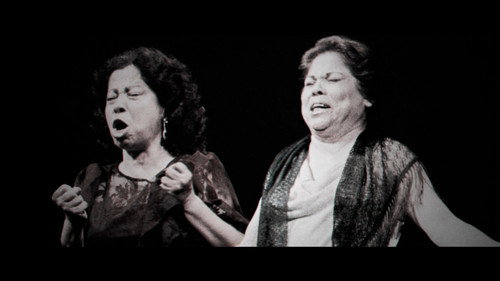Fernanda y Bernarda Backdrop Blur