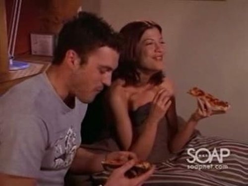 Escena del episodio 25 de la temporada 10 de la serie Beverly Hills, 90210