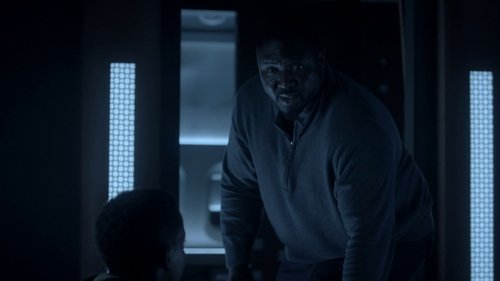 Escena del episodio 8 de la temporada 3 de la serie Zoo