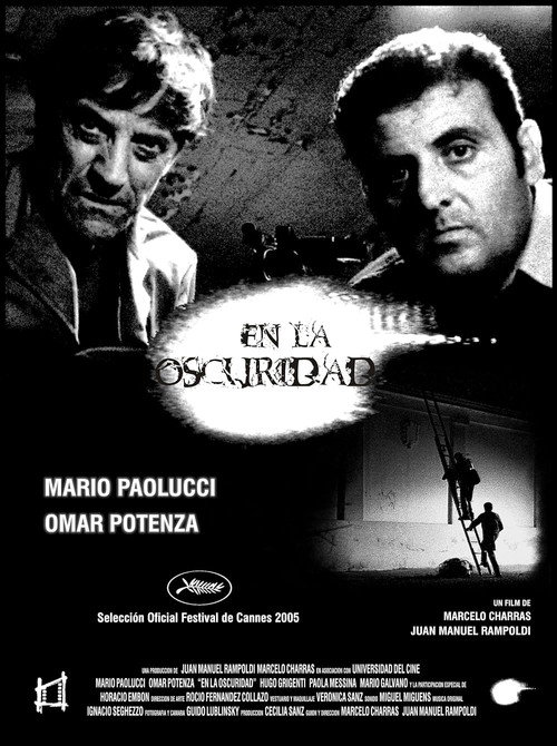 En la oscuridad постер