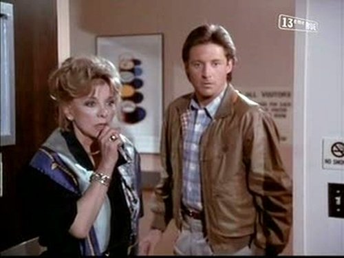 Escena del episodio 17 de la temporada 4 de la serie Scarecrow and Mrs. King