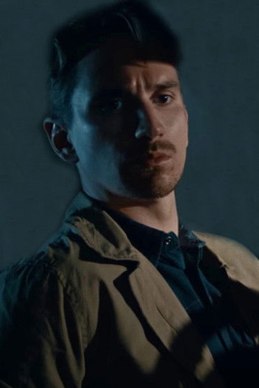 Fredrik Larsson interpretando a Bass