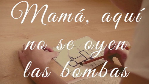Mamá, aquí no se oyen las bombas Backdrop Blur