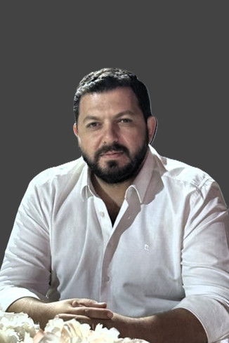 Salih İnci interpretando a Salih