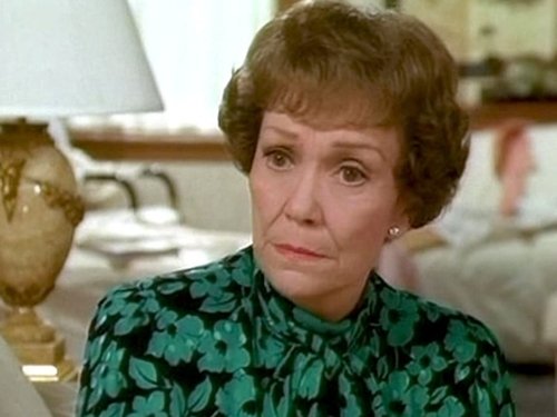 Escena del episodio 2 de la temporada 6 de la serie Falcon Crest
