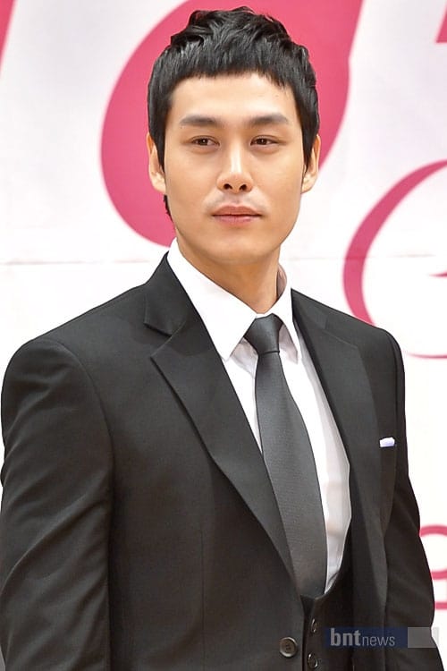Kép: Song Yoo-ha színész profilképe