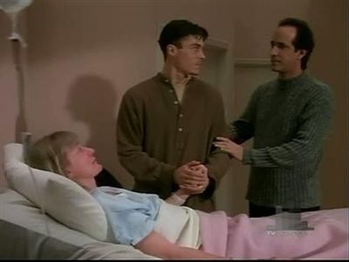 Escena del episodio 26 de la temporada 5 de la serie Beverly Hills, 90210