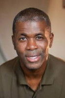 Mo Sesay interpretando a Oliver