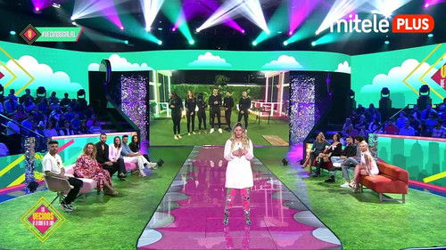 Escena del episodio 1 de la temporada 1 de Los vecinos de la casa de al lado