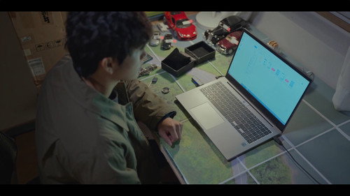 Tracer still