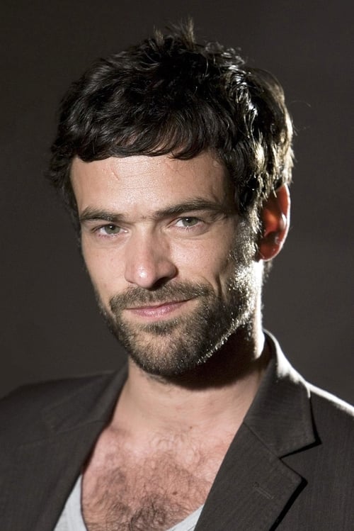 Romain Duris isMax Lopez