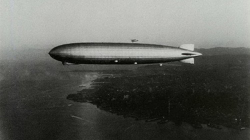 Autour du monde à bord du Zeppelin Backdrop Blur