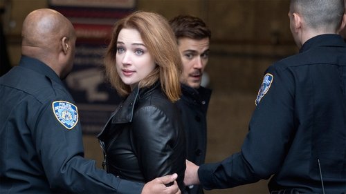 Escena del episodio 5 de la temporada 3 de la serie Zoo