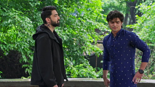 Akshay Learns AV's True Identity