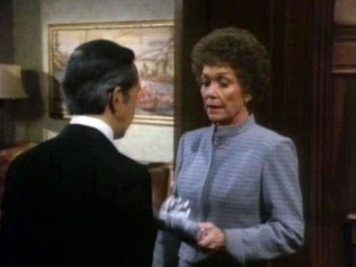 Escena del episodio 11 de la temporada 2 de la serie Falcon Crest