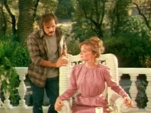 Escena del episodio 7 de la temporada 1 de la serie Falcon Crest