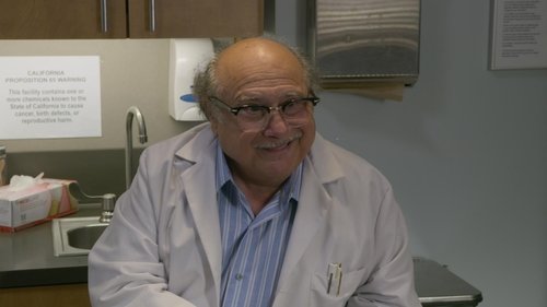 Escena del episodio 3 de la temporada 1 de la serie El método Kominsky