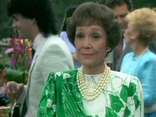 Escena del episodio 4 de la temporada 6 de la serie Falcon Crest