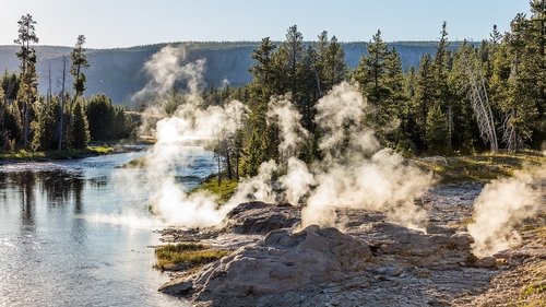 Yellowstone: Wildest Winter to Blazing Summer