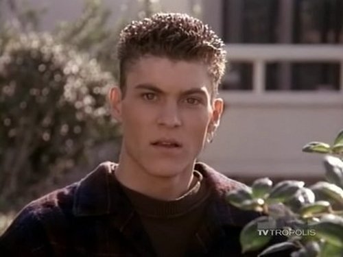 Escena del episodio 20 de la temporada 4 de la serie Beverly Hills, 90210