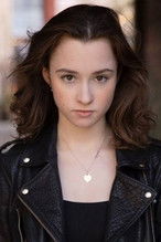 Grace Hogg-Robinson interpretando a Jasmine