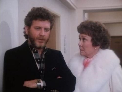 Escena del episodio 24 de la temporada 3 de la serie Falcon Crest