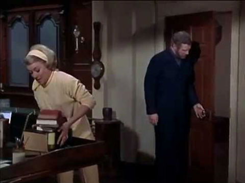 Escena del episodio 17 de la temporada 1 de The Ghost & Mrs. Muir