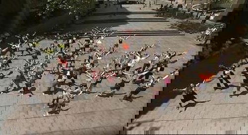 Escena del episodio 2 de la temporada 0 de la serie The Chaser's War on Everything